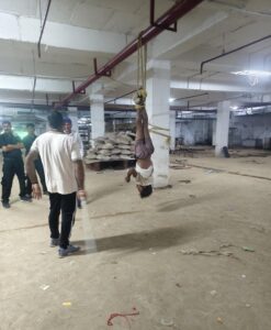 पैर बांधकर उल्टा लटकाया, बेरहमी से पीटा…आखिर मजदूर का गुनाह क्या था?