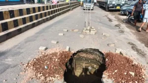 फिर धंसी गुरुग्राम की बसई रोड! सीवर लीकेज या बड़ी लापरवाही?