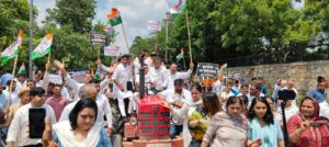 गुरुग्राम निगम कार्यालय के बाहर हुआ ऐसा विरोध, जिसे देखकर सभी दंग रह गए…