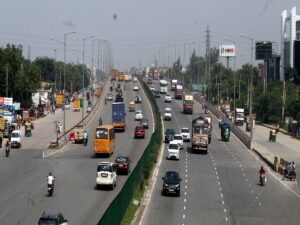 हाईवे पर चल रहे हैं या जान जोखिम में डाल रहे हैं? ये गलती रोज हो रही है