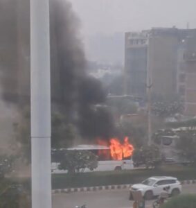 कर्मचारियों को लेकर निकलने ही वाली थी बस… और तभी हुआ कुछ ऐसा कि…