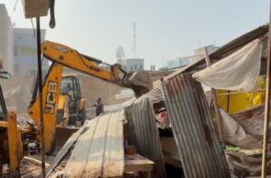 खांडसा गांव में गैंगस्टर रिक्की की अवैध ‘मंडी’ पर चला बुलडोजर, 40 से ज्यादा दुकानें ध्वस्त