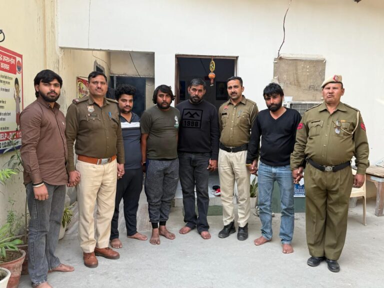 गाय को चिकन मोमोज खिलाने वाले युवक की पिटाई, पुलिस ने हिंदू संगठन के 5 लोग दबोचे