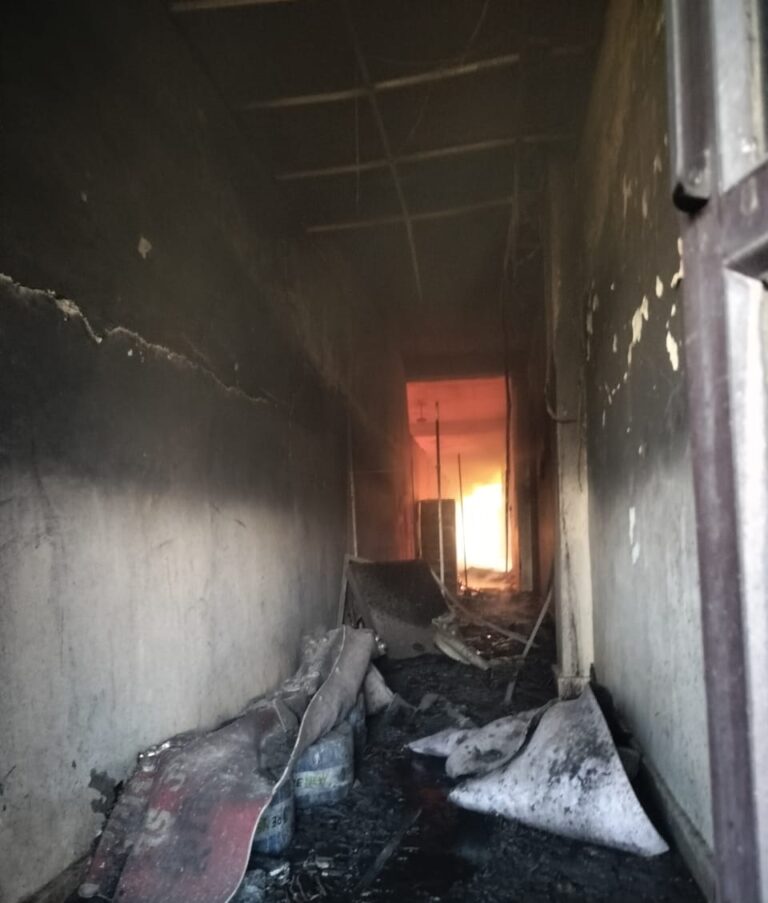 दौलताबाद औद्योगिक क्षेत्र में अचानक मचा हड़कंप, टायर गोदाम से उठा धुएं का गुबार