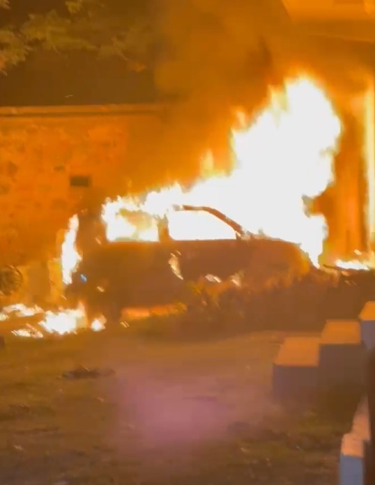 CCTV में कैद आगजनी: नकाबपोश ने पेट्रोल डालकर जला दी थार, दो गाड़ियां राख