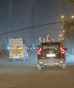 गुरुग्राम की सड़क पर ऐसा नज़ारा… स्कॉर्पियो की छत पर बैठकर डांस करते दिखे युवक