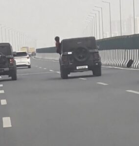 हाईवे पर मौत से खेलता युवक, ब्लैक थार से बाहर निकलकर किया खतरनाक स्टंट