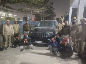 चलती कार की छत पर स्टंट… वायरल वीडियो ने दिलाई 6 युवकों की गिरफ्तारी