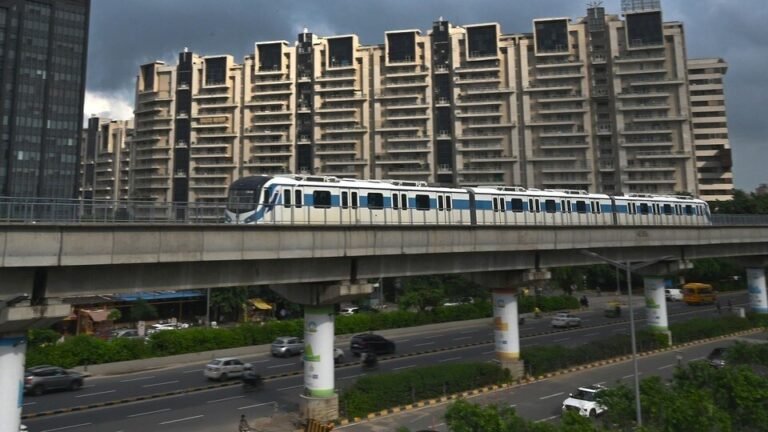 गुरुग्राम की मेट्रो में अचानक क्या हुआ ? करोड़ों के प्रोजेक्ट पर लगा ब्रेक!