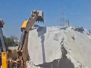 बिना नक्शा पास दुकानों पर चला बुलडोजर, सोहना में नगर परिषद की सख्त कार्रवाई