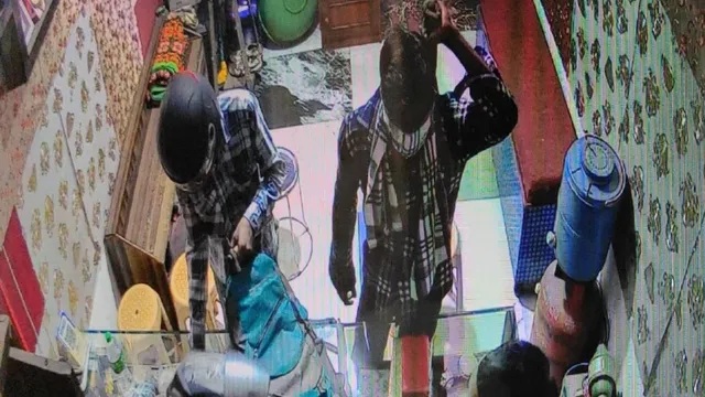 गुरुग्राम में बेखौफ बदमाश! ज्वेलरी शॉप में दिनदहाड़े धावा, एक दबोचा