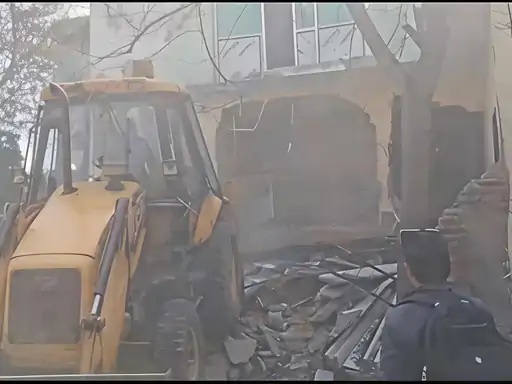 फर्रुखनगर में अवैध निर्माण पर चला बुलडोजर, ऑरचिड प्लेस स्कूल की बिल्डिंग का हिस्सा ध्वस्त