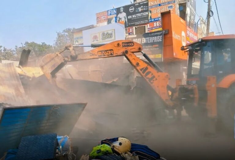 झुग्गियों के पीछे छिपा था बड़ा राज… प्रशासन ने एक झटके में सब कर दिया साफ