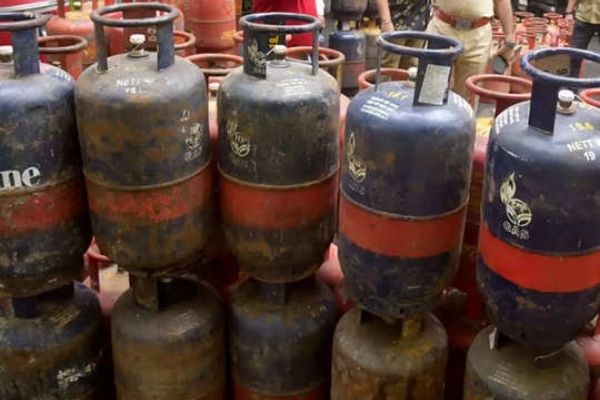 कमर्शियल LPG की कमी से गुरुग्राम के होटल-उद्योग परेशान, क्या बढ़ेंगी खाने की कीमतें?
