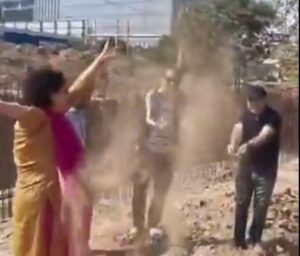 मिट्टी के ढेर या लापरवाही की निशानी? गुरुग्राम में अनोखा विरोध प्रदर्शन