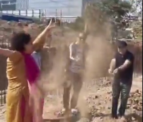 मिट्टी के ढेर या लापरवाही की निशानी? गुरुग्राम में अनोखा विरोध प्रदर्शन