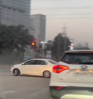 गाड़ियों के बीच अचानक घूमने लगी कार… लोग रह गए हैरान!