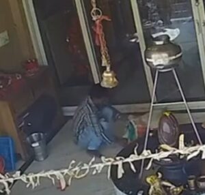 कुछ सेकंड में गायब हुआ धातु का सांप… CCTV में कैद पूरी कहानी