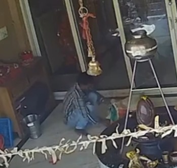 कुछ सेकंड में गायब हुआ धातु का सांप… CCTV में कैद पूरी कहानी