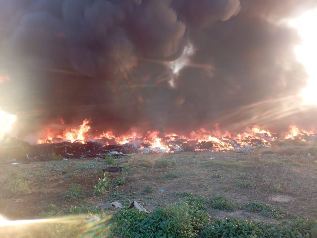 सुबह-सुबह गुरुग्राम में मचा हड़कंप, स्क्रैप यार्ड में लगी भीषण आग