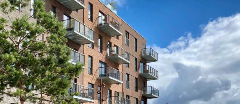 गुरुग्राम में अफोर्डेबल हाउसिंग पॉलिसी बदली: अब हर फ्लैट के साथ कार पार्किंग जरूरी