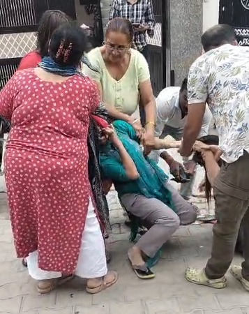 गुरुग्राम की कॉलोनी में हंगामा… आखिर किस बात पर बाल खींचकर हुई मारपीट?