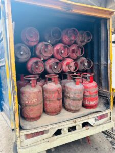 गुरुग्राम में अवैध LPG सिलेंडर का भंडाफोड़: 64 सिलेंडर जब्त, आरोपी गिरफ्तार
