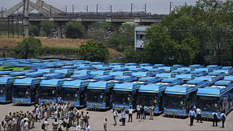 इलेक्ट्रिक बसें, पिंक बसें, मुफ्त सफर… आखिर सरकार की बड़ी योजना क्या है?