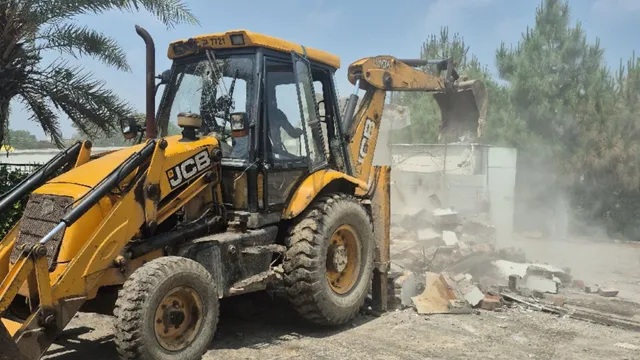 सेक्टर-33 में हड़कंप… एक ही दिन में जमींदोज हुए कई निर्माण