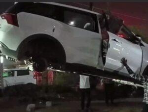 गुरुग्राम: मॉल के बाहर खड़ी SUV के चारों टायर चोरी, ईंटों पर मिली गाड़ी