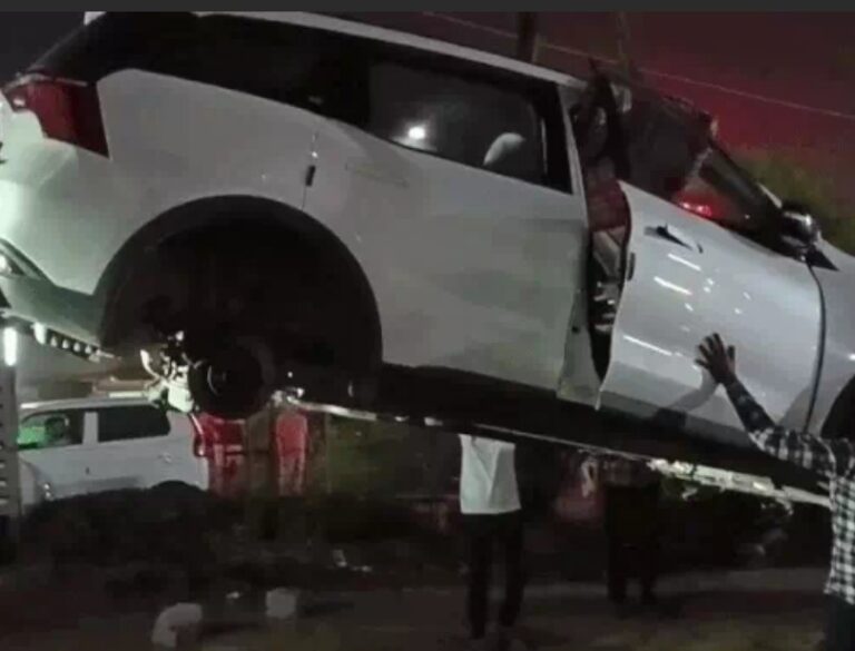 गुरुग्राम: मॉल के बाहर खड़ी SUV के चारों टायर चोरी, ईंटों पर मिली गाड़ी