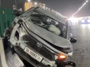 द्वारका एक्सप्रेसवे पर तेज रफ्तार कार का कहर, ड्राइवर गंभीर रूप से घायल