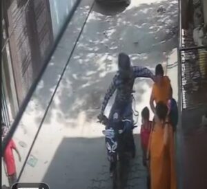 अशोक विहार फेज-3 में दिनदहाड़े महिला से चेन स्नैचिंग, CCTV में कैद वारदात