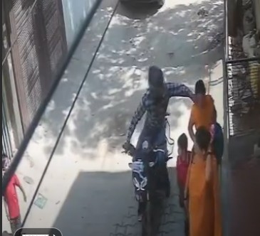 अशोक विहार फेज-3 में दिनदहाड़े महिला से चेन स्नैचिंग, CCTV में कैद वारदात
