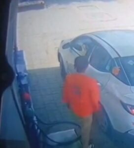 ‘मदद’ के नाम पर खेला गेम: गड्ढे से कार निकाली और लेकर हो गया फरार