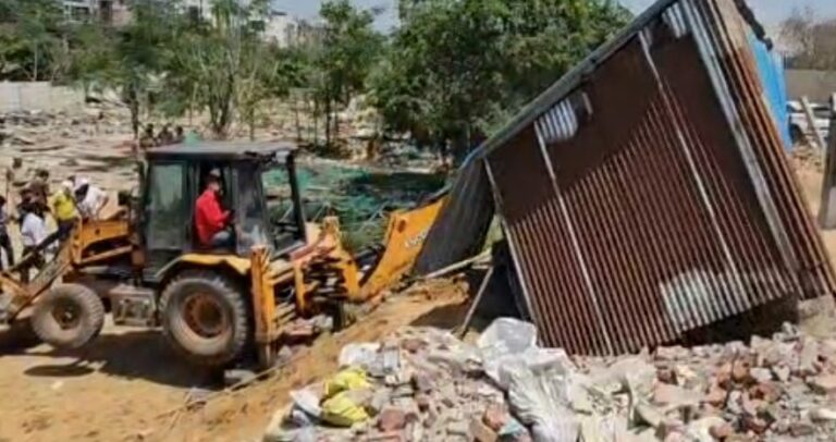 गुरुग्राम पुलिस ने गैंगस्टर नितेश उर्फ बंदर की 25 करोड़ की अवैध संपत्ति पर चलाया बुलडोजर