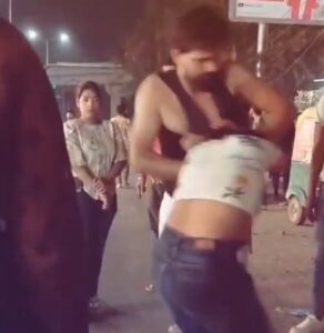 गुरुग्राम में सरेआम हंगामा: डीएलएफ के पास युवक ने युवती को पीटा, भीड़ बनी रही मूकदर्शक