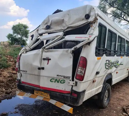 Gurugram में बड़ा हादसा: तेज रफ्तार ट्रैवलर पलटी, 5 कर्मचारी गंभीर रूप से घायल