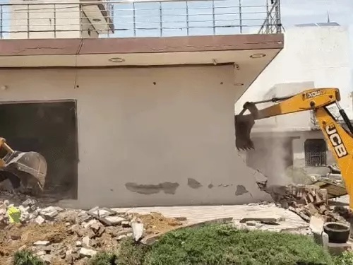 गुरुग्राम में फिर चला बुलडोजर: गैंगस्टर रविंद्र ‘सरकार’ की 20 करोड़ की कोठी जमींदोज