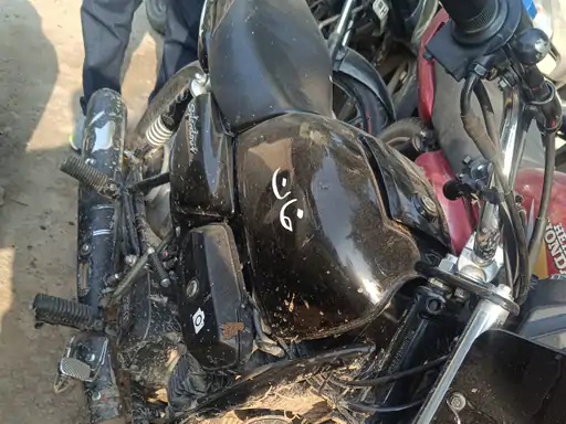 सोहना में गर्ल्स स्कूल के बाहर संदिग्ध युवक पर पुलिस की कार्रवाई, मॉडिफाइड बाइक जब्त