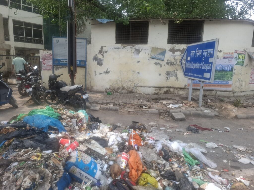 गुरुग्राम में सफाई व्यवस्था ठप, कर्मचारियों ने बीच सड़क पलटी ट्रॉलियां