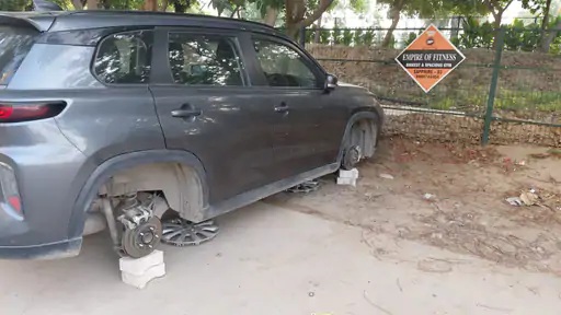 गुरुग्राम में टायर चोर गिरोह का आतंक, पॉश सोसायटियों में एक ही रात में तीन कारों के पहिए चोरी