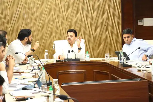 अफसरों की मीटिंग में क्या हुआ ऐसा कि सख्त हो गए मंत्री?