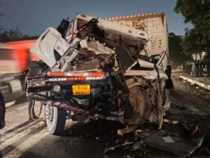 वाटिका चौक के पास आधी रात मचा हड़कंप… ट्रक के केबिन में फंसा मिला ड्राइवर