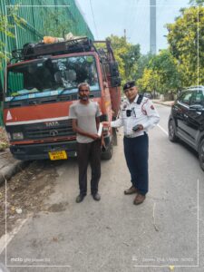 सड़क पर खड़े वाहनों पर अचानक बड़ी कार्रवाई… लोगों को लगा झटका!