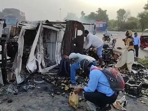 ड्राइवर-हेल्पर घायल पड़े रहे… लेकिन लोगों की नजर सिर्फ इन पर थी!