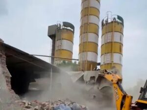 गुरुग्राम में अवैध RMC प्लांटों पर बड़ी कार्रवाई, एक साथ 5 यूनिट ध्वस्त