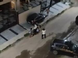 कूड़ा डालने से रोकना पड़ा भारी! गुरुग्राम की सोसाइटी में सड़क पर जमकर बवाल
