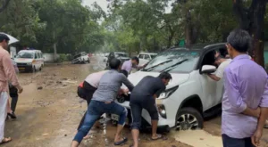 गुरुग्राम में कुछ घंटों की बारिश ने बदल दी तस्वीर, सड़क धंसी और हाईवे पर थम गई रफ्तार