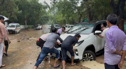 गुरुग्राम में कुछ घंटों की बारिश ने बदल दी तस्वीर, सड़क धंसी और हाईवे पर थम गई रफ्तार